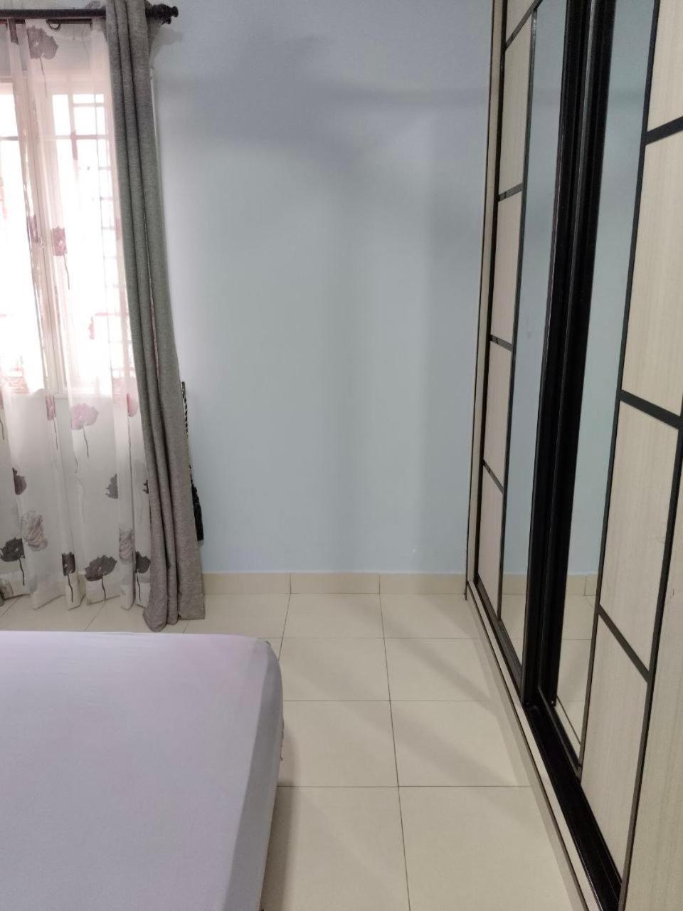 Nena Homestay Setia Alam, Air Conditioned, High Speed Internet Шах-Алам Экстерьер фото